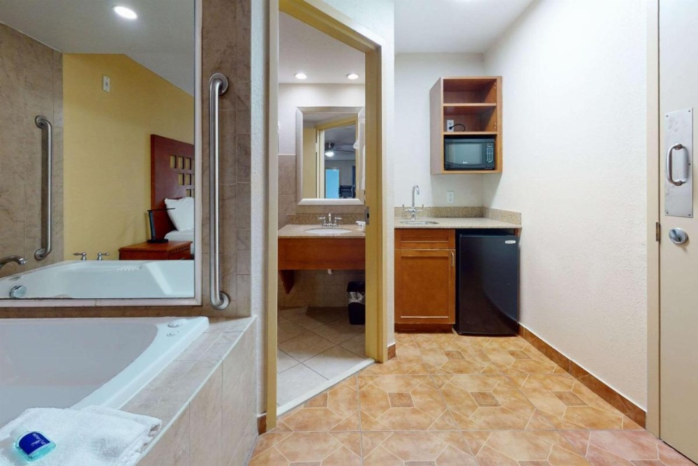 Deluxe King Room with Jacuzzi - Non-Smoking